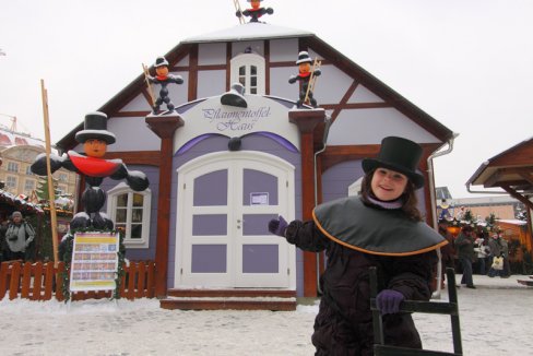 Der kleine Pflaumentoffel vor dem Pflaumentoffelhaus