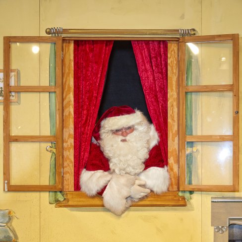 Der Weihnachtsmann begrüßt die Besucher